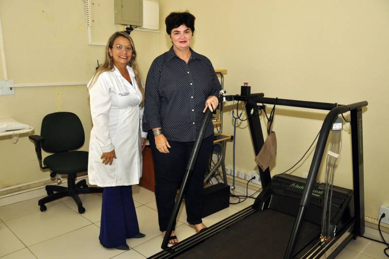 Pacientes encaminhados para tratamento no Centro Cardiológico da Unidade de Referência (URE) Presidente Vargas, em Belém, ganharam nesta terça-feira (20) um reforço importante na prevenção de doenças cardiovasculares: um novo aparelho de ecocardiograma, que realiza exames de ultrassom capazes de diagnosticar alterações como hipertrofia - o aumento do músculo do coração. A entrega do equipamento integra um processo de revitalização do Centro Cardiológico, vinculado à Secretaria de Estado de Saúde Pública (Sespa), que vem ocorrendo desde 2015 para melhor acolher pacientes encaminhados pelas Unidades Básicas de Saúde para consultas e procedimentos de média complexidade em cardiologia. Na foto, a coordenadora do Centro Cardiológico, enfermeira Rita Amador (e) e a secretária adjunta da Sespa, Heloísa Guimarães (d).
FOTO: JOSÉ PANTOJA / ASCOM SESPA
DATA: 20.03.2018
BELÉM - PARÁ <div class='credito_fotos'>Foto: José Pantoja / Ascom Sespa | <a href='/midias/2018/originais/e9d218e7-be1f-4877-8cd2-491f857498b9.jpg' download><i class='fa-solid fa-download'></i> Download</a></div>