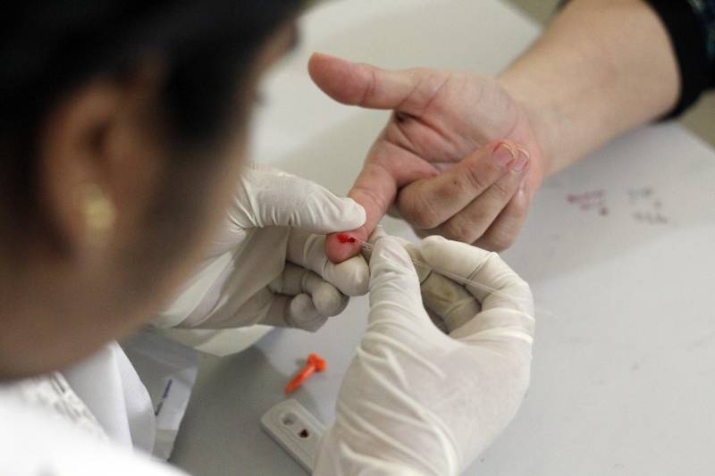Um encontro dedicado aos cuidados com a saúde e à prevenção do vírus HIV foi realizado na manhã desta terça-feira (20) pela Universidade Federal do Pará (UFPA), dentro do Projeto de Pesquisa e Extensão “Defesa e Paz Social”, desenvolvido por alunos do curso de Serviço Social, em parceria com a Superintendência do Sistema Penitenciário do Estado (Susipe) e apoio da Universidade da Amazônia (Unama). A ação beneficiou internas do Centro de Recuperação Feminino (CRF), localizado em Ananindeua (Região Metropolitana de Belém). O objetivo foi proporcionar troca de experiências, esclarecimentos sobre prevenção, tratamento e realização de teste para o diagnóstico do vírus HIV.
FOTO: AKIRA ONUMA/ASCOM SUSIPE
DATA: 20.11.2018
ANANINDEUA - PARÁ <div class='credito_fotos'>Foto: Akira Onuma / Ascom Susipe | <a href='/midias/2018/originais/e9d33e92-e5f1-4119-8c9c-ed79721483d9.jpg' download><i class='fa-solid fa-download'></i> Download</a></div>