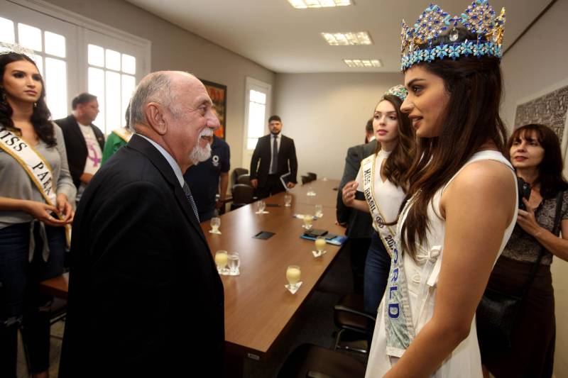 Há seis anos, o combate à hanseníase é a causa escolhida pela organização do Concurso Miss Mundo para ser trabalhada pelas eleitas no certame de beleza. A atual dona da coroa, a indiana Manushi Chhillar (d), e a atual Miss Brasil Mundo, Gabrielle Vilela, foram recebidas na manhã desta sexta-feira (20), em agenda institucional, pelo governador Simão Jatene (e) e o secretário de Estado de Saúde Pública, Vitor Mateus. A comitiva está em Belém para a promoção de ações sociais de combate à doença. O encontro ocorreu no Palácio do Governo, na capital paraense. A programação do “Beleza com Propósito” no Brasil integra encontros com governantes e autoridades de outros Estados da Federação. Durante a semana, a comitiva foi recebida em São Paulo, no Palácio dos Bandeirantes, onde deu início à campanha do agasalho. Também foi a Brasília apoiar a Associação de Pais e Amigos dos Excepcionais do Distrito Federal (Apae-DF), sendo recebida pelo governador do Distrito Federal, Rodrigo Rollemberg.
FOTO: SIDNEY OLIVEIRA / AG. PARÁ
DATA: 20.04.2018
BELÉM - PARÁ <div class='credito_fotos'>Foto: Sidney Oliveira/Ag. Pará | <a href='/midias/2018/originais/e9d53f30-9e79-478c-8114-a86dbea2ab0b.jpg' download><i class='fa-solid fa-download'></i> Download</a></div>