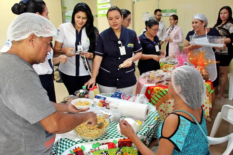 A movimentação diferente e os produtos à venda chamaram a atenção da técnica de enfermagem do Hospital Público Estadual Galileu, Alba Oliveira. “Olhei todas as mesas, parei para ouvir as histórias e descobri que existe algo além do empreendedorismo, que é a coragem dessas mulheres”, conta a colaboradora. As histórias que chamaram a atenção de Alba são de mulheres que fazem parte do Canto da Empreendedora, projeto do Hospital Oncológico Infantil Octávio Lobo que estimula o empreendedorismo e a autonomia financeira das mães e acompanhantes das crianças e adolescentes em tratamento na unidade. Com uma feira realizada por mês, o Canto da Empreendedora chegou a sua nona edição na terça-feira (8) e a ação no Hospital Galileu foi a primeira fora do Oncológico Infantil.
FOTO: ASCOM / HOIOL
DATA: 09.05.2018
BELÉM - PARÁ <div class='credito_fotos'>Foto: ASCOM HOIOL | <a href='/midias/2018/originais/e9d6a120-2a49-4494-a8f4-8e35e9b9923a.jpg' download><i class='fa-solid fa-download'></i> Download</a></div>