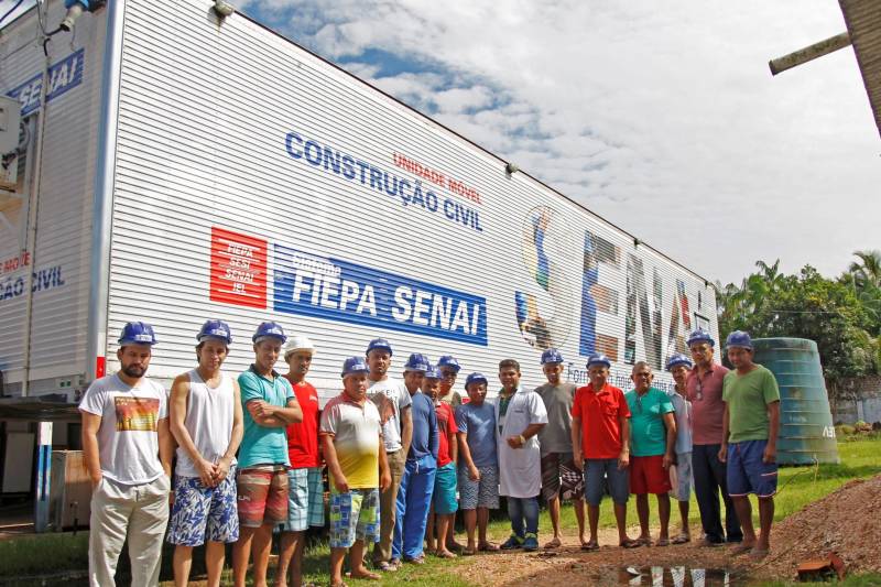 Em busca de capacitação e qualificação para o mercado de trabalho, 40 internos da Central Metropolitana II (CTM II) participam do curso de Construção Civil com Edificações Prediais, oferecido pelo Serviço Nacional de Aprendizagem Industrial (Senai), em parceria com a Superintendência do Sistema Penitenciário do Estado (Susipe). O curso (foto) terá 260 horas de duração, com aulas diárias, dentro de uma unidade móvel do Senai, no Complexo Penitenciário de Ananindeua. A carreta é estruturada com simuladores eletrônicos e hidráulicos, e salas de aula multimídia, com computadores e datashow para um ensino interativo. Essa é a primeira vez que a Central oferece um curso na área de construção civil, com o objetivo de qualificar internos custodiados. “Também é a primeira vez que a carreta-escola do Senai vem a uma Central de Triagem para desenvolver esse tipo de trabalho. Hoje, temos aqui vários presos sentenciados, e esta é uma forma de permitir que eles possam remir suas penas”, disse a diretora da casa penal, Mylene Fonseca.
FOTO: AKIRA ONUMA / ASCOM SUSIPE
DATA: 29.05.2018
BELÉM - PARÁ <div class='credito_fotos'>Foto: Akira Onuma / Ascom Susipe | <a href='/midias/2018/originais/e9e07ac6-adec-4dab-8fc4-bbf4048086e0.jpg' download><i class='fa-solid fa-download'></i> Download</a></div>