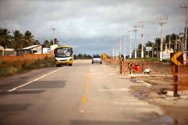 O motorista Ademir Silva, 53 anos, é condutor de ônibus no perímetro Salinópolis/Atalaia, no nordeste do estado. Ele comenta que sempre testemunhou os congestionamentos “quilométricos” que se formam nos períodos de férias na rodovia PA-444 (Estrada do Atalaia), que liga o município a sua mais frequentada praia. Agora, Ademir comemora o trabalho de duplicação da rodovia, que alcançou 80% das obras de drenagem. O prazo máximo para a conclusão das obras de restauração e duplicação da PA-444, que ligam a PA-124 e a sede do município a Praia do Atalaia, é o mês de janeiro de 2019. O custo do investimento é de R$ 17.897.41,08. “Sem dúvida vai melhorar em 70% o trânsito, já que andar por aqui, nos feriados, é uma briga constante”, comenta. Além da duplicação da rodovia, o projeto prevê a criação de um canteiro central, ciclovia iluminada nos dois sentidos da pista e diversas travessias para pedestres com semáforos temporizados, trazendo beleza, conforto e segurança à população em geral.
FOTO: IGOR BRANDÃO / AG. PARÁ
DATA: 19.04.2018
SALINÓPOLIS - PARÁ <div class='credito_fotos'>Foto: IGOR BRANDÃO / AG. PARÁ | <a href='/midias/2018/originais/e9e11b5b-e4b6-489b-847b-1e6480f13b2e.jpg' download><i class='fa-solid fa-download'></i> Download</a></div>