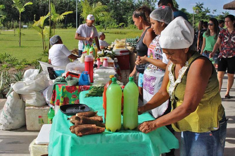 O desenvolvimento rural sustentável e o fortalecimento da agroecologia e, consequentemente, da agricultura familiar estão entre as finalidades da Feira da Agricultura Familiar, promovida pelo Programa de Educação Ambiental e Agricultura Familiar (Peaaf), nesta quinta-feira (26), no Parque Estadual do Utinga. O evento reuniu produtores da Ilha do Combu, da comunidade quilombola Abacatal, localizada na Reserva de Vida Silvestre Metrópole da Amazônia, na Região Metropolitana de Belém (RMB), e do assentamento Abril Vermelho, que fica no município de Santa Bárbara do Pará, também na RMB. O Peaaf é coordenado pela Secretaria de Meio Ambiente e Sustentabilidade (Semas).
FOTO: ASCOM / SEMAS
DATA: 26.04.2018
BELÉM - PARÁ <div class='credito_fotos'>Foto: ASCOM SEMAS | <a href='/midias/2018/originais/e9e223b0-fb99-4b74-b436-278f9091216b.jpg' download><i class='fa-solid fa-download'></i> Download</a></div>