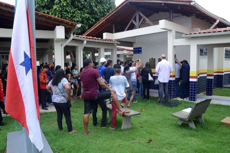 A Secretaria de Estado de Educação realizou na tarde desta terça-feira (04) visita para entrega de obra da Escola Estadual de Ensino Fundamental e Médio Dra. Ester Mouta, no município de Ponta de Pedras, na Ilha do Marajó. “A toda a comunidade e munícipe de Ponta de Pedras, a Escola Ester Mouta”, entregou a Secretaria de Estado de Educação, Ana Claudia Serruya Hage. “Nos inauguramos a escola com padrão de qualidade e agora cabe a todos os alunos, diretores e professores zelarem por esta escola que é um patrimônio púbico e que certamente várias gerações ainda passarão por ela. E que possamos manter ainda mais a cultura e a educação elevada em Ponta de Pedras", frisou Ana Claudia.
FOTO: FERNANDO NOBRE / ASCOM SEDUC
DATA: 04.12.2018
PONTAS DE PEDRAS - PARÁ <div class='credito_fotos'>Foto: FERNANDO NOBRE/ASCOM SEDUC | <a href='/midias/2018/originais/e9e399c3-ea7c-4160-8e3d-1e8f342282a2.jpg' download><i class='fa-solid fa-download'></i> Download</a></div>