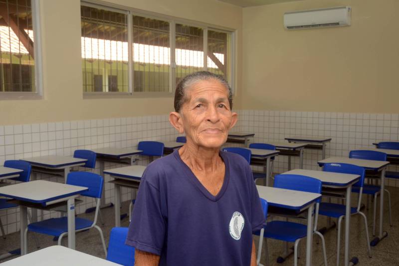 O Governo do Estado entregou, nesta quarta-feira (13), a obra da Escola Estadual de Ensino Fundamental e Médio Professora Consuelo Coelho de Souza, localizada em Ananindeua.  A entrega à comunidade  foi presidida pela Secretária de Estado  de Educação, Ana Claudia Serruya Hage, que representou o Governador Simão Jatene. O evento reuniu os secretários adjuntos da Seduc, educadores, estudantes e  pessoas da comunidade 40 Horas. A escola foi integralmente reformada, ganhou três novas salas de aula e outros ambientes necessários ao funcionamento da administração e de atividades pedagógicas. Estão matriculados 785  alunos, sendo 230 alunos do Ensino Fundamental Maior e 555 do Ensino Médio. As aulas serão ministradas nos três turnos; duas turmas vão atender alunos  do Projeto Mundiar. A obra faz parte do Programa de Melhoria da Qualidade e Expansão da Educação Básica; foram investidos R$ 2,339 milhões de reais, oriundos do financiamento obtido pelo Governo do Estado junto ao Banco Interamericano de Desenvolvimento (BID). Na foto, a servente Maria Madalena dos Santos.

FOTO: ELISEU DIAS / ASCOM SEDUC
DATA: 13.06.2018
BELÉM - PARÁ <div class='credito_fotos'>Foto: Eliseu Dias / Ascom Seduc   |   <a href='/midias/2018/originais/e9e606a8-69cf-41fd-8d78-8eb9f19b9473.jpg' download><i class='fa-solid fa-download'></i> Download</a></div>