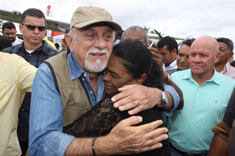 Onze municípios do sul e sudeste paraense recebem recursos do Estado para recuperar ruas e vicinais atingidas pelas enchentes e fortes chuvas que caem na região. Em agenda oficial nesta sexta-feira (6), o governador Simão Jatene (foto) assinou, pela manhã, no Parque de Exposições Valeu Boi Leilões, em Rio Maria, os convênios que garantem o repasse de cerca de R$ 4 milhões. As obras de caráter emergencial serão executadas pelas prefeituras em parceria com a Secretaria de Estado de Transportes (Setran). O objetivo é recuperar a trafegabilidade nessas localidades e assegurar o direito de ir e vir da população. Na manhã desta sexta, foram assinados nove convênios, com os municípios de Redenção, Pau D’Arco, São Félix do Xingu, Santa Maria das Barreiras, Tucumã, Água Azul do Norte, Xinguara, Bannach e Rio Maria. Além da Setran, participam da ação o Centro Regional de Governo do Sudeste do Pará e a Defesa Civil. “O valor do investimento em cada município vai depender da necessidade verificada pelas equipes do Estado e das prefeituras. O recurso não será usado para reconstruir vias, mas para restabelecer a trafegabilidade”, disse o secretário de Transportes, Kléber Menezes.
FOTO: ANTÔNIO SILVA / AG. PARÁ
DATA: 06.04.2018
RIO MARIA - PARÁ <div class='credito_fotos'>Foto: Antônio Silva/Ag. Pará | <a href='/midias/2018/originais/e9ed2873-6fe5-4bdb-b10e-3dbdb2332ba4.jpg' download><i class='fa-solid fa-download'></i> Download</a></div>