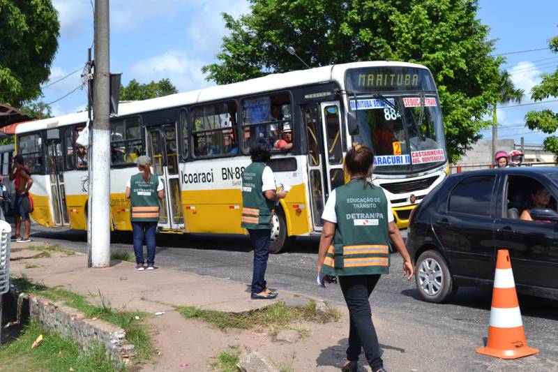 Uma simulação de acidente de trânsito na avenida Fernando Guilhon, no município de Marituba, a 11 quilômetros de Belém, chamou atenção de quem passava no local. A ação fez parte da programação que marcou o Dia Mundial em Memória às Vítimas de Acidentes de Trânsito realizada pela Coordenação de Educação de Trânsito do Detran e Prefeitura Municipal de Marituba, através da sua Diretoria de Trânsito.
FOTO: ROSE BARBOSA / ASCOM DETRAN
DATA: 18.11.2018
MARITUBA - PARÁ <div class='credito_fotos'>Foto: ROSE BARBOSA / ASCOM DETRAN | <a href='/midias/2018/originais/e9ed3f83-c23b-46ce-961e-ecd1a440ed6d.jpg' download><i class='fa-solid fa-download'></i> Download</a></div>