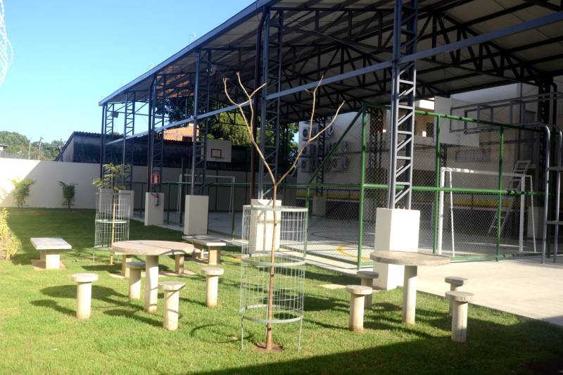 O Distrito de Icoaraci, em Belém, ganhou mais uma escola. Nesta sexta-feira (15), a Secretaria de Estado de Educação (Seduc) inaugurou a obra da Escola Estadual de Ensino Fundamental e Médio Professor Jorge Lopes Raposo (foto). Construída integralmente, a unidade faz parte de um pacote de mais de 100 projetos de novas escolas, reformas e ampliações que a Seduc está executando em 53 municípios. A obra concluída foi recebida como fator motivacional de novo posicionamento da escola no Índice de Desenvolvimento da Educação Básica (Ideb). A inauguração reuniu a comunidade escolar e se transformou numa festa que congregou alunos, professores, dirigentes e os gestores da Seduc, liderados pela secretária Ana Claudia Serruya Hage.
FOTO: ELISEU DIAS / ASCOM SEDUC
DATA: 15.06.2018
BELÉM - PARÁ <div class='credito_fotos'>Foto: Eliseu Dias / Ascom Seduc | <a href='/midias/2018/originais/e9edc333-df5f-4de2-a36d-46f1230d48e9.jpg' download><i class='fa-solid fa-download'></i> Download</a></div>