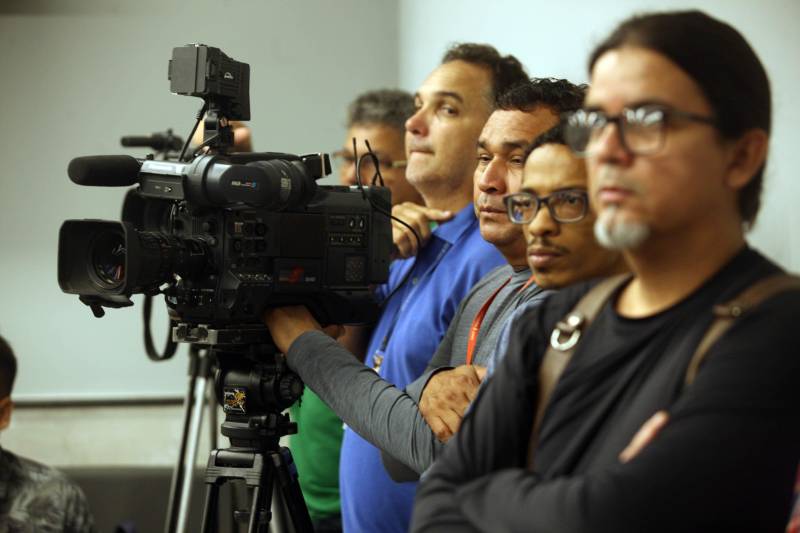 Jornalistas, influenciadores digitais e membros da sociedade civil organizada participaram, nesta quinta-feira (15), da visita guiada ao Parque Estadual do Utinga (Peut) que será inaugurado na sexta-feira (16), às 16h30. Os convidados foram recebidos pelo secretário estadual de Cultura, o arquiteto Paulo Chaves; pelo presidente do Ideflor-bio, Thiago Novaes; pelo gerente do Peut, Julio Meyer; pelo secretário de comunicação, Daniel Nardin e pelo representante da diretoria da Unidade de Conservação do Parque, Wendel Andrade. O evento começou às 9h com a apresentação das melhorias feitas no espaço durante as obras, dos serviços que funcionarão no local e de algumas normas de utilização desse novo equipamento.
FOTO: SIDNEY OLIVEIRA / AG. PARÁ
DATA: 15.03.2018
BELÉM - PARÁ <div class='credito_fotos'>Foto: Sidney Oliveira/Ag. Pará | <a href='/midias/2018/originais/e9ef760d-3db6-497f-8a69-edc6c4dc2a27.jpg' download><i class='fa-solid fa-download'></i> Download</a></div>