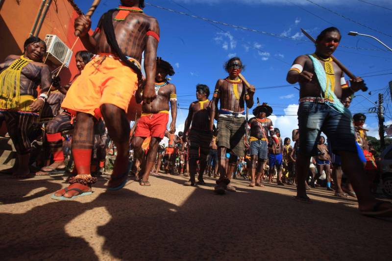 Uma caminhada pelas principais ruas de São Félix do Xingu foi o ponto alto da programação da Semana dos Povos Indígenas nesta quarta-feira (18). Os índios se concentraram em frente à Secretaria Municipal de Cultura, entoando cantos de guerra e dançando na luta por direitos. Uma das principais reivindicações é a retomada de territórios e a gestão ambiental dessas áreas. Durante a passeata, caciques se revezavam proferindo palavras de ordem, enquanto todos seguiam em cadência rumo à Praça do Triângulo, onde ocorre grande parte das atividades. A passeata foi também um protesto contra a exoneração de Franklimberg Ribeiro de Freitas da presidência da Fundação Nacional do Índio (Funai). Ele teria sido demitido pelo presidente Michel Temer a pedido de deputados da bancada ruralista, em Brasília.
FOTO: RODOLFO OLIVEIRA / AG. PARÁ
DATA: 18.04.2018
SÃO FÉLIX DO XINGU - PARÁ <div class='credito_fotos'>Foto: Rodolfo Oliveira/Ag. Pará | <a href='/midias/2018/originais/e9f11d9c-8e71-4803-a67e-805f16b92f06.jpg' download><i class='fa-solid fa-download'></i> Download</a></div>