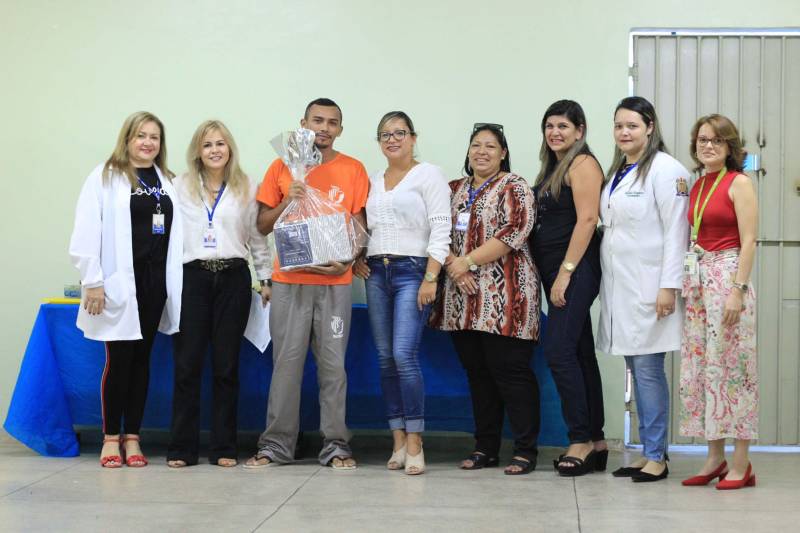 A Superintendência do Sistema Penitenciário do Estado (Susipe), por meio das diretorias de Assistência Biopsicossocial e de Reinserção Social, realizou nesta quinta-feira (13) a premiação do concurso de cartazes em alusão ao Dia "D" de Combate à Tuberculose – 15 de Dezembro -, instituído desde 2016 na Susipe. A data foi criada para ressaltar a necessidade de fomentar os procedimentos operacionais de controle da tuberculose e estabelecer um cronograma regular de atividades educativas em saúde (palestras, oficinas de arte e concursos), que sensibilize servidores e pessoas presas, para maior efetividade nas ações de controle da doença.

FOTO: AKIRA ONUMA / ASCOM SUSIPE
DATA: 13.12.2018
BELÉM - PARÁ <div class='credito_fotos'>Foto: Akira Onuma / Ascom Susipe   |   <a href='/midias/2018/originais/e9f3a8fe-6dc8-4f08-ac6a-82c0704b7e9e.jpg' download><i class='fa-solid fa-download'></i> Download</a></div>