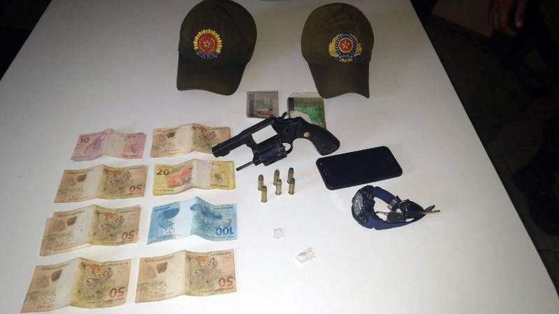 Durante todo o dia de ontem (5), vários batalhões subordinados ao Centro de Policiamento da Capital intensificaram operações em diversos bairros de Belém. O trabalho de prevenção e combate da criminalidade mostrou resultados logo na manhã do sábado. Na área de atuação do 2º BPM, guarnições da 1ª Companhia prenderam Ramon Bentes e Marcus Tavares. Com uma faca, os dois roubaram os pertences de uma mulher na avenida Presidente Vargas com Carlos Gomes, bairro Campina. Já no início da tarde, em um trabalho delicado para a liberdade de quatro reféns, integrantes da 1ª Cia do 2º BPM negociaram a rendição de Leonardo Cardoso e Yago Monteiro. Armados, os dois criminosos tentaram assaltar um escritório, localizada em um prédio, situado na confluência das avenidas 7 de Setembro e Portugal. Na foto, material apreendido com a dupla de assaltantes Leonardo Cardoso e Yago Monteiro.
FOTO: ASCOM / POLÍCIA MILITAR
DATA: 05.05.2018
BELÉM - PARÁ <div class='credito_fotos'>Foto: Ascom Polícia Militar | <a href='/midias/2018/originais/e9f6a36e-db35-4a0f-83b3-4f6dc3fa3f82.jpg' download><i class='fa-solid fa-download'></i> Download</a></div>