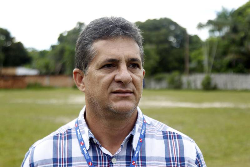 A Superintendência do Sistema Penitenciário do Estado do Pará (Susipe) e a Fundação Pro Paz realizaram, na manhã desta quinta-feira (5), uma ação do Projeto “Conquistando a Liberdade” no Instituto Bola Branca, um dos polos de integração do Pro Paz, localizado no distrito de Outeiro. No total, cinco presos do regime semiaberto, custodiados na Colônia Penal Agrícola de Santa Izabel (CPASI) trabalharam na instituição realizando serviços gerais como capina, roçagem e poda das árvores, além de pequenos reparos nos muros da instituição. O objetivo do projeto é reintegração social do preso, por meio da prestação de serviços à comunidade. Na foto, o coordenador regional do Pro Paz, Alcemir Pinheiro.
FOTO: AKIRA ONUMA / ASCOM SUSIPE
DATA: 05.07.2018
OUTEIRO - PARÁ <div class='credito_fotos'>Foto: Akira Onuma / Ascom Susipe | <a href='/midias/2018/originais/ea010329-d3c4-4cab-807c-1b2449edfcc1.jpg' download><i class='fa-solid fa-download'></i> Download</a></div>