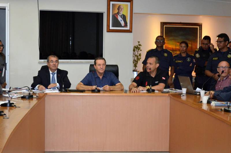 Representantes de 22 guardas municipais instaladas no Estado do Pará se reuniram com o secretário de Estado de Segurança Pública e Defesa Social, Luiz Fernandes (e), na tarde desta quinta-feira (26), em Belém, para propor ações destinadas a intensificar a segurança. Trinta municípios possuem guardas para o policiamento local. Também participaram do encontro, na sede da Secretaria de Estado de Segurança Pública e Defesa Social (Segup), o presidente da Assembleia Legislativa do Estado do Pará, deputado Márcio Miranda (c), o deputado estadual Coronel Neil (d) e um representante do Sindicato dos Guardas Municipais do Estado.
FOTO: ASCOM SEGUP
DATA: 26.04.2018
BELÉM - PARÁ <div class='credito_fotos'>Foto: Ascom Segup | <a href='/midias/2018/originais/ea0721e8-25e9-43eb-a736-155132a020f9.jpg' download><i class='fa-solid fa-download'></i> Download</a></div>