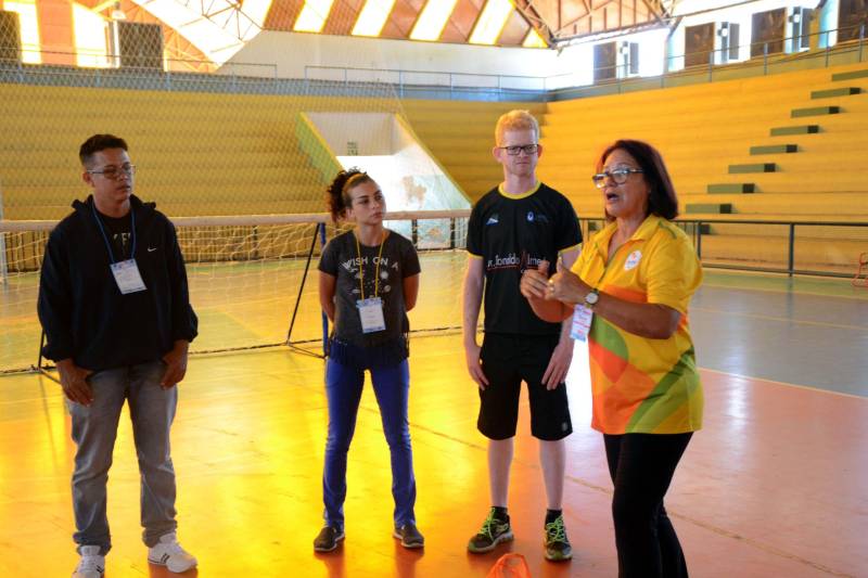 A Secretaria de Estado de Educação (Seduc), por meio do Núcleo de Esporte e Lazer (NEL), promove oficinas de capacitação destinada a professores e técnicos das escolas dos municípios participantes da XI edição dos Jogos Paralímpicos Escolares Paraenses, visando destacar a importância do incentivo à prática de esportes por pessoas com deficiência (PcD). As oficinas ocorrem paralelamente à competição, que será encerrada nesta sexta-feira (29), em Marabá, no sudeste do Estado, com disputas nas modalidades atletismo, bocha e natação. No Ginásio Renato Veloso ocorreu a oficina de goaball, único esporte criado exclusivamente para deficientes visuais. A modalidade esportiva, que foi implantada de forma pioneira no Estado para ser praticado por estudantes da Unidade de Ensino Especializada Álvares de Azevedo, está sendo levada a outros municípios paraenses. Na foto, a oficina de goaball foi ministrada pela professora Kátia Tadaisky Lima (óculos e camisa amarela), da Unidade Especializada Álvares de Azevedo.
FOTO: FERNANDO NOBRE / ASCOM SEDUC
DATA: 29.06.2018
MARABÁ - PARÁ <div class='credito_fotos'>Foto: FERNANDO NOBRE/ASCOM SEDUC | <a href='/midias/2018/originais/ea0be5e5-7841-48e4-978a-19ddcab5ddee.jpg' download><i class='fa-solid fa-download'></i> Download</a></div>