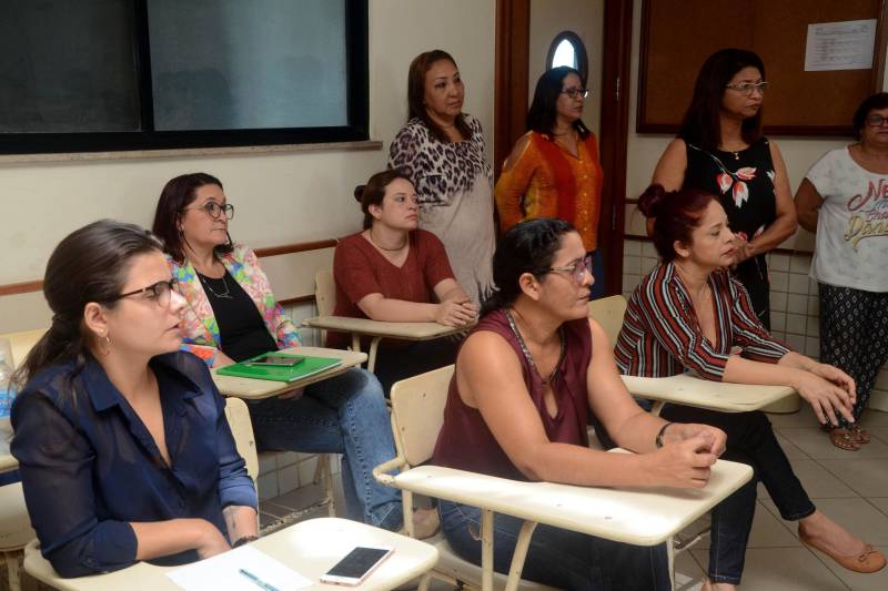 Profissionais da Educação da rede pública participaram (foto), nesta segunda-feira (25), do 4º Encontro de Formação de Formadores Locais das Secretarias Municipais e Estaduais de Educação. A ação que integra o Pacto Nacional pela Alfabetização na Idade Certa (PNAIC), segue até amanhã (26), na Universidade da Amazônia (Unama), em Belém. A formação promovida pelo Governo Federal, em parceria com a Secretaria de Estado de Educação (Seduc), por meio da Secretaria Adjunta de Ensino (Saen), atua na formação de educadores nos níveis da pré-escola, da educação infantil e das séries iniciais do ensino médio.
FOTO: ELISEU DIAS / ASCOM SEDUC
DATA: 25.06.2018
ANANINDEUA - PARÁ <div class='credito_fotos'>Foto: Eliseu Dias / Ascom Seduc | <a href='/midias/2018/originais/ea0c7a86-e187-4888-b568-068854b33b29.jpg' download><i class='fa-solid fa-download'></i> Download</a></div>