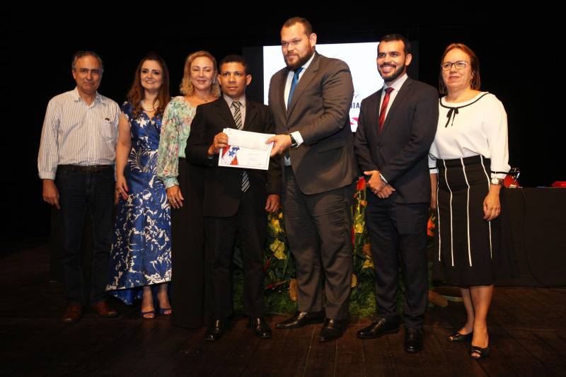 A servidora pública estadual Terezinha Medeiros, 61 anos, que trabalha há 33 na Fundação Santa Casa de Misericórdia do Pará foi a sorteada entre 53 servidores para receber o Prêmio de Servidor Nota 10 de 2018. Ela representa os 107 mil servidores que fazem parte do quadro do Governo do Pará. A premiação aconteceu durante cerimônia realizada na noite desta terça-feira (6), no Teatro Margarida Schivasappa (Centur). Esta foi a 11ª edição do Prêmio Servidor Nota 10.
FOTO: CARLOS SODRÉ / AG. PARÁ
DATA: 06.11.2018
BELÉM - PARÁ <div class='credito_fotos'>Foto: CARLOS SODRÉ / AG. PARÁ | <a href='/midias/2018/originais/ea110012-6d74-40a1-8e44-08671c2aa420.jpg' download><i class='fa-solid fa-download'></i> Download</a></div>