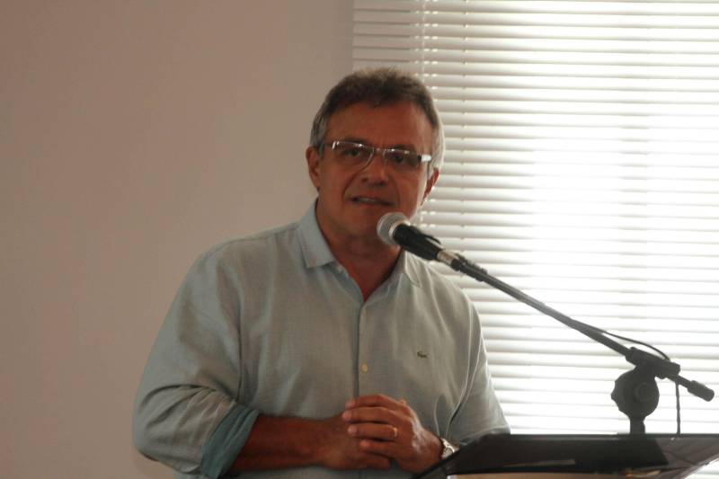 O Governo do Estado entregou, nesta segunda-feira, 12, no Palácio do Governo, 75 motocicletas a mototaxistas de Belém, Castanhal, Ananindeua e Igarapé-Açu. As motos foram adquiridas pelos mototaxistas por meio do Credcidadão, programa que incentiva a geração de trabalho e renda entre os microempreendedores com necessidades financeiras. O governador Simão Jatene fez a entrega das chaves das motos, acompanhado do prefeito de Belém, Zenaldo Coutinho (foto); do presidente da Assembleia Legislativa do Estado do Pará (Alepa), Márcio Miranda; dos deputados Eliel Faustino e Coronel Neil; do secretário de Desenvolvimento Econômico, Indústria, Comércio e Mineração, Hildegardo Nunes; do diretor-geral do Credcidadão, Jorge Rezende e de representantes de sindicatos e associações de mototaxistas, entre eles o presidente do Sindicato dos Mototaxistas do Pará, José Ribamar Soares, o Alemão.
FOTO: CRISTINO MARTINS / AG. PARÁ
DATA: 12.11.2018
BELÉM - PARÁ <div class='credito_fotos'>Foto: Cristino Martins/Ag. Pará | <a href='/midias/2018/originais/ea1dee1d-4c85-4954-bb2c-34b702b8560c.jpg' download><i class='fa-solid fa-download'></i> Download</a></div>