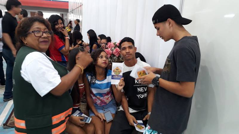 A Coordenadoria de Educação do Detran participa da IV Feira do Livro do município de Marituba (foto), na Região Metropolitana de Belém. O convite partiu da Diretoria Municipal de Trânsito (Diretran) em função da parceria mantida com a autarquia estadual em ações anteriores. Uma média de 200 estudantes foram abordados pela equipe composta por quatro servidores do departamento. A coordenadora do grupo,Leila Santos, explica que o foco do trabalho do Detran são os estudantes do município que estão marcando presença nos estandes de venda do Livro. “ Eles são muito receptivos. Escutam atentamente nossas orientações.  Fazem perguntas. Os adolescentes questionam com frequência sobre idade mínima para a retirada da habilitação. Explicamos que no Brasil, somente com 18 anos é permitido ao adolescente tirar a CNH”. 

FOTO: ASCOM / DETRAN
DATA: 08.12.2018
MARITUBA - PARÁ
 <div class='credito_fotos'>Foto: ASCOM DETRAN   |   <a href='/midias/2018/originais/ea1e9203-2a7d-4b33-99db-3073c1c88de0.jpg' download><i class='fa-solid fa-download'></i> Download</a></div>