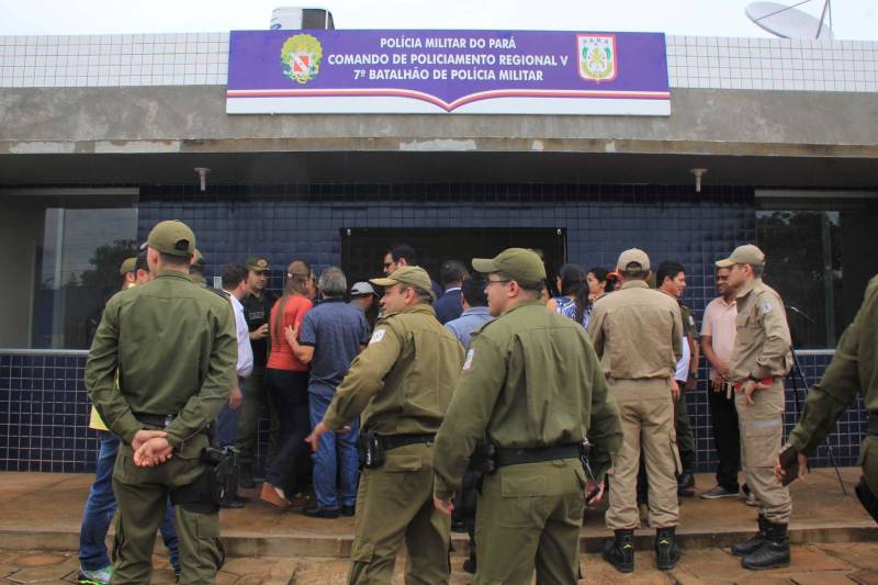 O município de Sapucaia recebeu nesta quarta-feira, 5, uma Unidade Integrada Pro Paz (UIPP). Um investimento do Governo do Estado de R$ 1.134.131,00. Segundo o Secretário de Estado de Segurança Pública, Luiz Fernandes, afirma que já mais de 80 novas UIPP’s no Pará, com as reformadas e reestruturadas esse número chega a 120 unidades. O titular da SEGUP destaca que o mais importante não é a estrutura física, mas o conceito empregado. De Sapucaia, a comitiva foi para Redenção onde inaugurou o 7º Batalhão de Polícia Militar, uma obra orçada em R$ 2.808.000,00. Atualmente o BPM conta com 145 policiais, 6 viaturas incluindo a Patrulha Rural e 12 motocicletas. O Comandante do Batalhão, o Major José Ricardo Chaves, informou que a maior ocorrência no município são roubos de motos, mas pontuou que a maior parte dos veículos é encontrada pela PM na cidade e cidades vizinhas.

FOTO: RODOLFO OLIVEIRA / AG PARÁ
DATA: 05.12.2018
REDENÇÃO - PARÁ <div class='credito_fotos'>Foto: Rodolfo Oliveira/Ag. Pará   |   <a href='/midias/2018/originais/ea1f2363-0fb3-474a-a54c-d41b79bf8c16.jpg' download><i class='fa-solid fa-download'></i> Download</a></div>