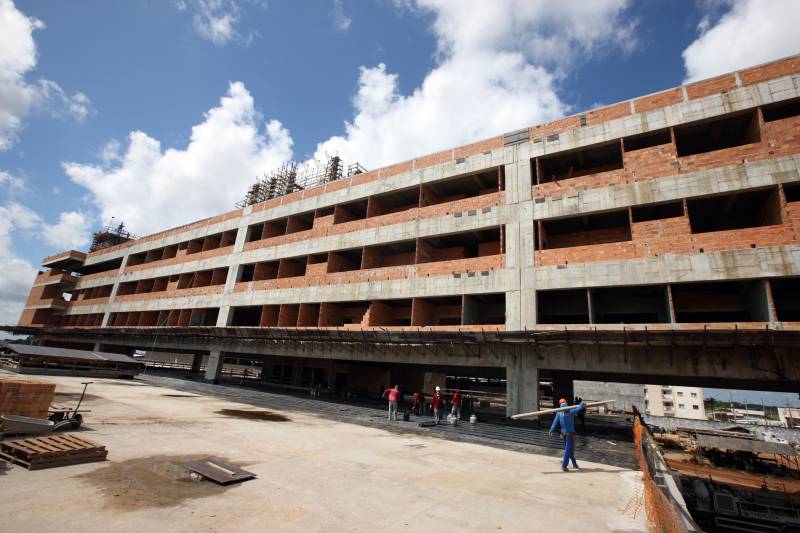 O Hospital Regional de Castanhal, referência para 21 municípios da região nordeste do estado, está com as obras em estágio avançado (foto). A informação foi dada por integrantes do governo do estado que visitaram as obras do hospital nesta quarta-feira, 20. "Será um grande e moderno hospital preparado para atendimentos de alta e média complexidades, muito bem equipado", disse o secretário de Saúde do Estado, Vitor Mateus, que acompanhou o governador durante a visita, ao lado do secretário estadual de Obras, Rui Klautau de Mendonça e do prefeito de Castanhal, Pedro Coelho, que aprovou o projeto. "Um dos nossos maiores problemas na área de saúde vai finalmente ter solução", disse o prefeito. "Muitas vezes, em casos graves, temos de deslocar os pacientes para Belém ou Paragominas, sob risco deles não suportarem a viagem. Com esse hospital, que vai ter inclusive tratamento oncológico, isso não será mais necessário" completou Pedro Coelho. 

FOTO: ANTÔNIO SILVA / AG. PARÁ
DATA: 20.06.2018
BELÉM - PARÁ <div class='credito_fotos'>Foto: Antônio Silva/Ag. Pará   |   <a href='/midias/2018/originais/ea213787-873b-4511-ae17-7a5a976a823f.jpg' download><i class='fa-solid fa-download'></i> Download</a></div>