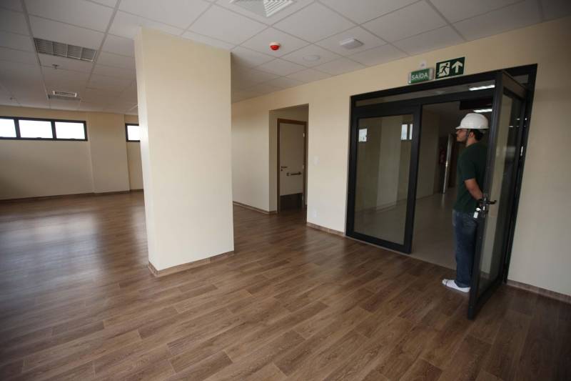 As obras estruturais no Hospital Abelardo Santos, no distrito de Icoaraci, na Grande Belém, já estão quase 100% concluídas. A unidade de saúde será a maior do Pará, com 10 andares, 269 leitos e portas abertas para atender cerca de 2 milhões de pessoas somente na região metropolitana, além de ser mais uma opção para desafogar o atendimento dos municípios da região das ilhas e nordeste do estado. Até o início de dezembro, o hospital, antes com capacidade para 50 leitos em somente um pavimento, será inaugurado. A unidade de saúde está 95% pronta, faltando apenas a instalação dos equipamentos médico-assistenciais e as obras de acabamento do andar térreo.
FOTO: MÁCIO FERREIRA / AG. PARÁ
DATA: 31.10.2018
ICOARACI - PARÁ <div class='credito_fotos'>Foto: MÁCIO FERREIRA/ AG. PARÁ | <a href='/midias/2018/originais/ea2904de-215a-424e-91b8-776d96bd7343.jpg' download><i class='fa-solid fa-download'></i> Download</a></div>