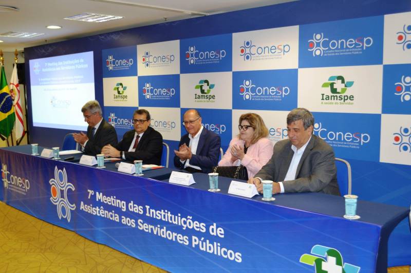 O Instituto de Assistência dos Servidores do Estado do Pará (Iasep) está reeleito para o biênio 2019-2020 na vice-presidência do Conselho Nacional de Entidades de Saúde dos Servidores Públicos (Conessp). O Conselho concentra os interesses comuns dos órgãos de assistência médica, em estados e municípios, e busca aprimorar a excelência dos serviços oferecidos aos servidores públicos, através do intercâmbio de experiências e geração de conhecimento. E durante o 7º Meeting das Instituições de Assistência aos Servidores Públicos (foto), realizado nos dias 29 e 30 de novembro, um dos temas debatidos foi a criação de uma Rede Nacional de Urgência e Emergência. O diretor executivo do Conessp, João Romitelli, apresentou o projeto desenvolvido por uma comissão especial que envolveu representantes dos planos de assistência  da Bahia (Planserv), Mato Grosso do Sul (Cassems), Goiás (Ipasgo) e São Paulo (Iamspe).

FOTO: ETTIENE ANGELIN / ASCOM IASEP
DATA: 29.11.2018
SÃO PAULO - SP <div class='credito_fotos'>Foto: ETTIENE ANGELIM  / ASCOM IASEP   |   <a href='/midias/2018/originais/ea325439-2d76-45f0-899d-ac1047b3ee25.jpg' download><i class='fa-solid fa-download'></i> Download</a></div>