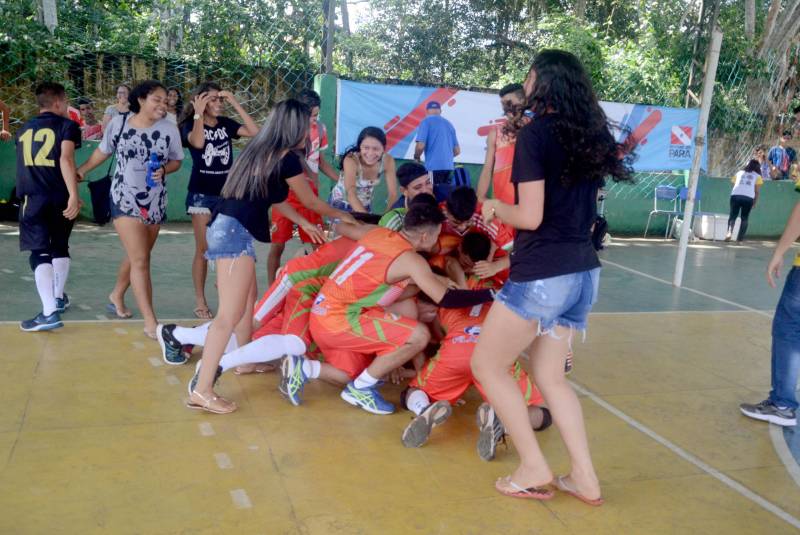 A etapa regional dos Jogos Estudantis Paraenses (Jeps), realizada de 16 a 19 de maio, no município de Igarapé-Açu, no nordeste do Estado, selecionou os times que vão disputar a etapa estadual, em junho, em Belém. Depois dos quatro dias de disputas, Castanhal foi apontada como a delegação que levará para a próxima etapa o maior número de times.
FOTO: RAI PONTES / ASCOM SEDUC
DATA: 20.05.2018
IGARAPÉ-AÇU - PARÁ <div class='credito_fotos'>Foto: Rai Pontes/Ascom Seduc | <a href='/midias/2018/originais/ea32bb08-2332-4ab8-af5f-d51125a5755b.jpg' download><i class='fa-solid fa-download'></i> Download</a></div>