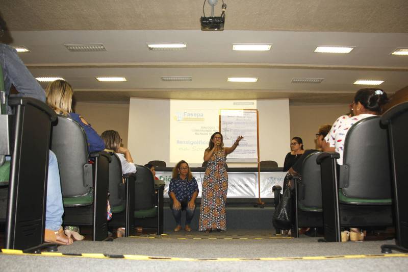Profissionais que trabalham na Fundação de Atendimento Socioeducativo do Pará (Fasepa) participaram nesta sexta-feira (06), na Escola de Governança Pública do Estado do Pará (EGPA), em Belém, do último dia do encontro Diálogo Temático: “Construindo Novos Parâmetros Técnicos na Socioeducação”, que buscou sistematizar as diretrizes metodológicas do atendimento socioeducativo e reavaliar fluxos de trabalho, para ampliar a qualidade do atendimento socioeducativo. O evento contou com a participação de todos os representantes que atuam nas unidades socioeducativas da Região Metropolitana de Belém, de Marabá (na região sudeste) e Santarém (no oeste). A partir de algumas dinâmicas, os profissionais socializaram desafios e propuseram diferentes possibilidades na mediação e resolução de conflitos dentro das especialidades de cada um, seja em internação, internação provisória e semiliberdade. Após o encontro, um guia técnico será elaborado e vai nortear alguns procedimentos pedagógicos, visando melhorar os indicadores do atendimento socioeducativo no Estado.
FOTO: FRANKLIN SALVADOR / ASCOM FASEPA
DATA: 06.04.2018
BELÉM - PARÁ <div class='credito_fotos'>Foto: FRANKLIN SALVADOR / ASCOM FASEPA | <a href='/midias/2018/originais/ea37331b-b596-4ed0-aab3-76a3dd3b6e73.jpg' download><i class='fa-solid fa-download'></i> Download</a></div>