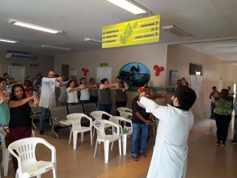 Centenas de pessoas, entre colaboradores, usuários, acompanhantes e a comunidade foram beneficiadas com a ação de educação em saúde (foto), promovida pela equipe multiprofissional do Hospital Regional Público do Leste (HRPL), em Paragominas, nesta sexta-feira, 6, em comemoração alusiva ao Dia Mundial da Saúde, festejado neste sábado, 7. A ação foi realizada no hospital e no centro de Paragominas. A equipe multiprofissional do hospital, que presta assistência de média e alta complexidade para 23 municípios do nordeste paraense, aderiu à campanha da Organização Mundial de saúde (OMS) com a realização de programação interna e externa, de 10h às 19h, com palestras, orientações, atividades laborais, distribuição de material educativo sobre prevenção em saúde e oferta de serviços aos colaboradores, usuários, acompanhantes e à população em geral.
FOTO: ASCOM / HRPL
DATA: 07.04.2018
PARAGOMINAS - PARÁ <div class='credito_fotos'>Foto: ASCOM HRPL | <a href='/midias/2018/originais/ea3e1e09-364b-48e2-91f6-8aa550bec8f8.jpg' download><i class='fa-solid fa-download'></i> Download</a></div>