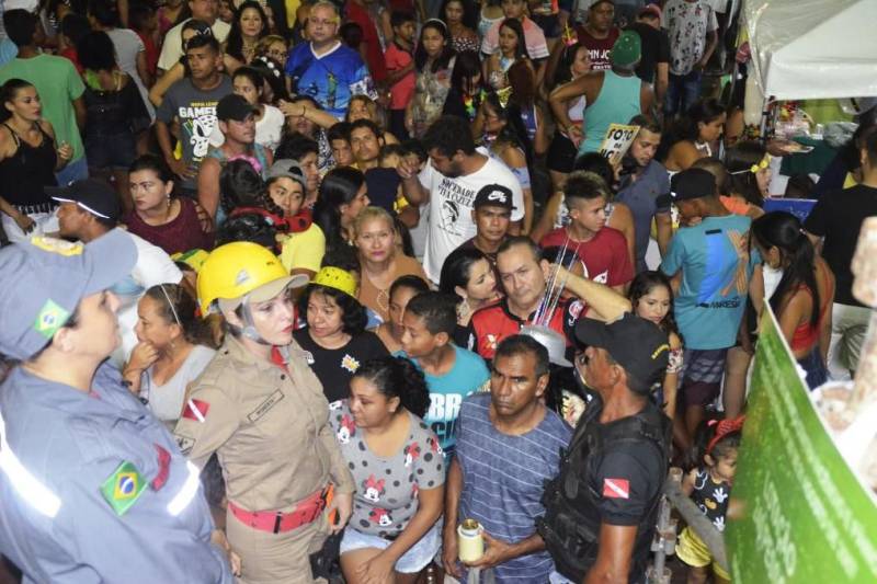 A terça-feira de Carnaval (13) nas praias do município de Barcarena foi marcada pelo trabalho de prevenção e de orientação aos frequentadores. Militares do Corpo de Bombeiros trabalharam intensamente no quarto dia da Operação Carnaval 2018 nas praias e blocos de rua, a fim de garantir a segurança de todos. A festa em Barcarena só terminará na Quarta-feira de Cinzas, com atrações musicais. As praias de Caripi, Vila do Conde, Cupiranga e Sirituba receberam o reforço do efetivo militar para atender os banhistas em qualquer situação. Com a tranquilidade nas praias, não houve registro de ocorrências graves, resultado do trabalho preventivo realizado pelo 6° Grupamento de Bombeiros Militar de Barcarena.
FOTO: ASCOM / CBMPA
DATA: 13.02.2018
VIGIA - PARÁ
<div class='credito_fotos'>Foto: ASCOM / CBMPA | <a href='/midias/2018/originais/ea4a1eb9-5608-4bf0-b816-5b74a7468db4.jpg' download><i class='fa-solid fa-download'></i> Download</a></div>