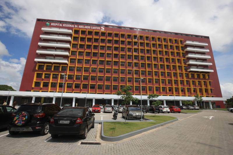 O governador Simão Jatene fez neste domingo (30), às 11 h, uma visita técnica (foto) às instalações do novo Hospital Abelardo Santos, no Distrito de Icoaraci, na Região Metropolitana de Belém. Como fez em Capanema (nordeste do Pará), no novo Hospital Regional dos Caetés, o governador convidou pessoas da comunidade para acompanhá-lo na visita. O objetivo foi mostrar à população que o hospital está pronto para ser inaugurado. "Alguns pequenos detalhes, obrigatórios para a entrada em funcionamento de qualquer hospital, ainda precisam ser feitos, como a assepsia dos ambientes e a calibragem dos equipamentos. Mas o ‘Abelardo’ está pronto, e já é o maior hospital da Região Metropolitana", disse o governador.

FOTO: CRISTINO MARTINS / AG. PARÁ
DATA: 30.12.2018
ICOARACI - PARÁ <div class='credito_fotos'>Foto: Cristino Martins/Ag. Pará   |   <a href='/midias/2018/originais/ea54d63a-b4da-4089-b182-b3c68df814bc.jpg' download><i class='fa-solid fa-download'></i> Download</a></div>