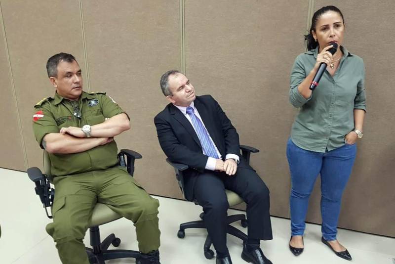 A criação de um patrulhamento rural, com a missão de oferecer mais segurança no campo, é uma das ações que serão postas em prática pelo governo do Estado no Sul e Sudeste do Pará, em atendimento a uma das demandas apresentadas por representantes dos sindicatos de produtores rurais e prefeitos da região, em reunião realizada na tarde de quarta-feira (28), no Carajás Centro de Convenções, em Marabá. O encontro resultou da intermediação do Centro Regional de Governo do Sudeste do Pará com a Secretaria de Estado de Segurança Pública e Defesa Social, em parceria com a Associação dos Municípios do Araguaia, Tocantins e Carajás (Amat). Os produtores puderam expor demandas para os secretários de Segurança Pública e Defesa Social, Luiz Fernandes, e Regional de Governo, Jorge Bittencourt. O comandante Regional de Policiamento em Marabá, coronel Mauro Sérgio, e o delegado-geral de Polícia Civil, Rilmar Firmino também participaram da reunião.
FOTO: KÉLIA SANTOS / ASCOM CRGSP
DATA: 29.03.2018
MARABÁ - PARÁ <div class='credito_fotos'>Foto: KÉLIA SANTOS / ASCOM CRGSP | <a href='/midias/2018/originais/ea667468-e343-4a0c-bf0a-f7a835e490bd.jpg' download><i class='fa-solid fa-download'></i> Download</a></div>