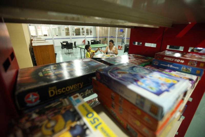 Ao entrar na Biblioteca Arthur Viana, localizada no Centro Cultural e Turístico Tancredo Neves (Centur), é possível visualizar e sentir as diferenças logo ao chegar. O espaço, que desde 2015 passava por reformas, está completamente pronto para sua reinauguração, que deve acontecer já na próxima semana. Iluminação adequada, climatização renovada, mudança de estantes e outros móveis que contribuíram para a ampliação do espaço, além de um verdadeiro upgrade em diversos espaços de convivência, serviços e estudos, trouxeram novos ares a centenária biblioteca.
FOTO: THIAGO GOMES / AG. PARÁ
DATA: 27.04.2018
BELÉM - PARÁ <div class='credito_fotos'>Foto: Thiago Gomes /Ag. Pará | <a href='/midias/2018/originais/ea708bd0-a339-4eff-8d09-6292ea1d52fd.jpg' download><i class='fa-solid fa-download'></i> Download</a></div>