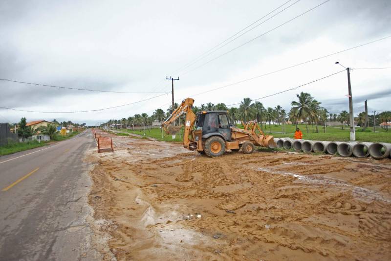 O motorista Ademir Silva, 53 anos, é condutor de ônibus no perímetro Salinópolis/Atalaia, no nordeste do estado. Ele comenta que sempre testemunhou os congestionamentos “quilométricos” que se formam nos períodos de férias na rodovia PA-444 (Estrada do Atalaia), que liga o município a sua mais frequentada praia. Agora, Ademir comemora o trabalho de duplicação da rodovia, que alcançou 80% das obras de drenagem. O prazo máximo para a conclusão das obras de restauração e duplicação da PA-444, que ligam a PA-124 e a sede do município a Praia do Atalaia, é o mês de janeiro de 2019. O custo do investimento é de R$ 17.897.41,08. “Sem dúvida vai melhorar em 70% o trânsito, já que andar por aqui, nos feriados, é uma briga constante”, comenta. Além da duplicação da rodovia, o projeto prevê a criação de um canteiro central, ciclovia iluminada nos dois sentidos da pista e diversas travessias para pedestres com semáforos temporizados, trazendo beleza, conforto e segurança à população em geral.
FOTO: IGOR BRANDÃO / AG. PARÁ
DATA: 19.04.2018
SALINÓPOLIS - PARÁ <div class='credito_fotos'>Foto: IGOR BRANDÃO / AG. PARÁ | <a href='/midias/2018/originais/ea75cc38-83c7-40af-8b27-47dca0ef95ca.jpg' download><i class='fa-solid fa-download'></i> Download</a></div>
