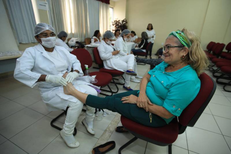 Nesta quarta-feira (2), a Secretaria de Assistência Social, Trabalho, Emprego e Renda (Seaster) realizou, na Casa do Trabalhador, uma ação de cidadania alusiva ao Dia do Trabalhador, celebrado ontem (1°). A programação contou com emissão de RG, encaminhamento para carteira de trabalho, intermediação de mão de obra através do SINE, testes rápidos de Hepatite C, atendimento médico com clínico geral, orientação jurídica e de contabilidade, cadastro e emissão de carteiras para artesãos, palestras e serviços de beleza. Iara Carvalho, de 22 anos, acordou cedo para participar da ação. Ela, que procura um emprego, foi encaminhada para a intermediação de mão de obra do SINE e aproveitou, também, para fazer um atendimento jurídico. “Fiquei sabendo da ação pela minha tia e vim participar. Conheço pessoas que conseguiram emprego pelo SINE e vim me cadastrar na torcida de conseguir um também. Espero já sair daqui com alguma entrevista marcada”, disse.
FOTO: MÁCIO FERREIRA / AG. PARÁ
DATA: 02.05.2018
BELÉM - PARÁ <div class='credito_fotos'>Foto: MÁCIO FERREIRA/ AG. PARÁ | <a href='/midias/2018/originais/ea78d0cf-f3df-424f-974f-8bb662037793.jpg' download><i class='fa-solid fa-download'></i> Download</a></div>