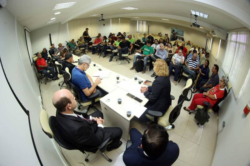 Mesmo diante da crise que ainda afeta o País, o Governo do Estado do Pará anunciou na tarde desta terça-feira, 10, o reajuste de 3% nos salários dos servidores ativos e inativos do Estado. O percentual de reajuste foi definido pela reposição da inflação no período de abril de 2017 a março de 2018, que foi de 2,89. A legislação eleitoral também veda, em ano de eleições como é 2018, reajuste acima do patamar registrado pela inflação. E a legislação vem sendo seguida à risca pelo Governo do Pará. Na reunião estiveram presentes a Secretária de Estado de Administração, Alice Viana; o procurador do Estado, Idemar Perachi; Nilo Noronha, titular da Sefa; e Ana Hage, Secretária de Educação, que ocorreu na sede da Secretaria de Administração.
FOTO: THIAGO GOMES / AG. PARÁ
DATA: 10.04.2018
BELÉM - PARÁ <div class='credito_fotos'>Foto: Thiago Gomes /Ag. Pará | <a href='/midias/2018/originais/ea7ab73e-c8f9-46b9-8649-15a22d391953.jpg' download><i class='fa-solid fa-download'></i> Download</a></div>