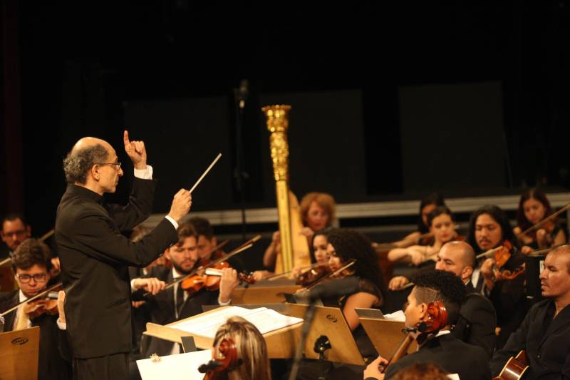 O primeiro dia de apresentações para o público do XXXI Festival Internacional de Música do Pará (Fimupa) encerrou de forma triunfal e da maneira que melhor traduz o festival: com a apresentação da Orquestra Acadêmica desta edição, formada por musicistas paraenses, instrumentistas de diversos países, acadêmicos do curso de graduação em música da Universidade Estadual do Pará e crianças, que iniciaram há pouco tempo os estudos de música no Instituto Estadual Carlos Gomes. Com a mistura do popular com o erudito, o compositor e maestro carioca Tim Rescala (foto) levou ao palco a suíte orquestral “Velho Chico”, trilha sonora da novela da Rede Globo, de sua autoria.
FOTO: MARCELO LELIS / AG. PARÁ
DATA: 03.05.2018
BELÉM - PARÁ <div class='credito_fotos'>Foto: Marcelo Lelis / Ag. Pará | <a href='/midias/2018/originais/ea8d64f2-f48b-4820-8521-4261cd7ef289.jpg' download><i class='fa-solid fa-download'></i> Download</a></div>
