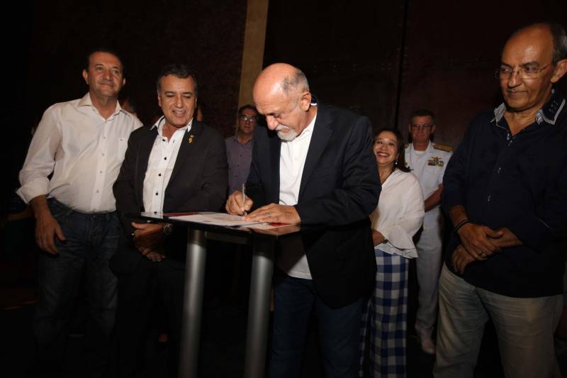 Um espaço moderno, com atendimento de alta qualidade. Assim é o Centro Integrado de Inclusão e Reabilitação (CIIR), inaugurado pelo Governo do Estado na tarde desta quarta-feira (30). O centro integra vários serviços em um único local. Da assistência médica, odontológica, passando pela reabilitação, capacitação, oficinas para produção de próteses e serviço de apoio e diagnósticos em crianças, jovens e adultos com deficiência no Estado do Pará. Localizado na rodovia Arthur Bernardes, em Belém, às margens da Baía do Guajará, o Centro Integrado é o primeiro na região Norte e fica em uma área total de mais de 40 mil metros quadrados. A obra foi iniciada em março de 2014 e está orçada em mais de R$ 32 milhões, recursos do tesouro estadual. O CIIR faz parte das ações previstas pelo Governo do Estado ampliando os serviços já oferecidos pela Secretaria de Estado de Saúde Pública (Sespa). 

FOTO: ANTÔNIO SILVA / AG. PARÁ 
DATA: 30.05.2018 
BELÉM - PARÁ <div class='credito_fotos'>Foto: Antônio Silva/Ag. Pará   |   <a href='/midias/2018/originais/ea8e2a5d-15cc-48cb-93f4-a2aabd902439.jpg' download><i class='fa-solid fa-download'></i> Download</a></div>