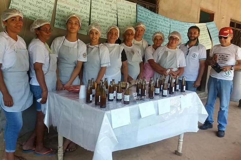 Na última quinta-feira (25), 12 mulheres do assentamento federal Assurinim, em Altamira, na Transamazônica, aprenderam, em uma oficina de processamento de frutas promovida pelo escritório local da Empresa de Assistência Técnica e Extensão Rural do Estado do Pará (Emater), a transformar o cacau, a acerola, a jabuticaba e a manga dos quintais das suas propriedades em licor e geléia.
FOTO: ASCOM EMATER
DATA: 30.10.2018
ALTAMIRA - PARÁ <div class='credito_fotos'>Foto: ASCOM EMATER | <a href='/midias/2018/originais/ea914215-1d6e-447f-888b-fa0bbade6bcd.jpg' download><i class='fa-solid fa-download'></i> Download</a></div>