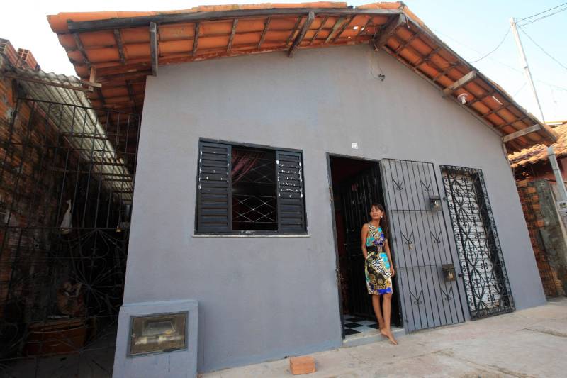 “Hoje o carro para na porta da minha casa”, comemora Silvana Araújo (foto), moradora da comunidade de Taboquinha, localizada em Icoaraci, na Grande Belém. A recepcionista foi uma das mais de mil pessoas beneficiadas com casas pelo projeto homônimo à localidade, executado pela Companhia de Habitação do Pará (Cohab). O investimento do Governo do Estado no que é sua maior obra de intervenção urbana foi de quase R$ 44 milhões.

FOTO: SIDNEY OLIVEIRA/AG. PARÁ
DATA: 24.11.2018
BELÉM - PARÁ <div class='credito_fotos'>Foto: Sidney Oliveira/Ag. Pará   |   <a href='/midias/2018/originais/ea95e751-6621-48c2-b58a-7f596a9b1043.jpg' download><i class='fa-solid fa-download'></i> Download</a></div>