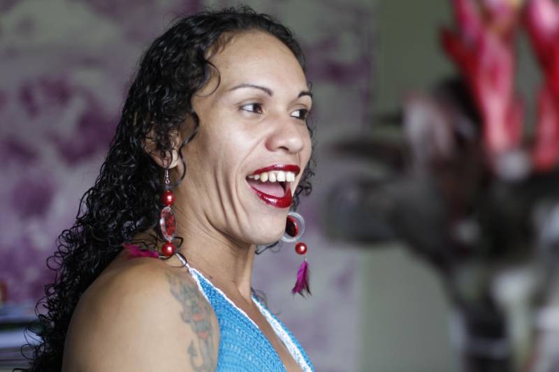 Dentro de uma cela na Central de Triagem Metropolitana II (CTM II) as transexuais Paula (foto) e Michelly, dividem o mesmo espaço e tem os seus direitos e as suas identidades sociais garantidas. Assim como elas, outras seis internas são amparadas pela resolução do Conselho Nacional de Política Criminal e Penitenciária que garante à população carcerária de Lésbicas, Gays, Bissexuais e Transexuais (LGBT), os direitos de preservar a sua condição e resguardar a sua integridade física e moral dentro das penitenciárias de todo o país. “Aqui dentro eu me sinto respeitada, porque ninguém invade o nosso espaço. A direção da casa não impede o uso de coisas que gostamos e deixa a gente a vontade para sermos do jeito que a gente quer ser. Ninguém mexe com a gente e não há casos de violência por nossa orientação sexual”, falou Paula Maia (nome social), presa há três meses na unidade prisional. A Superintendência do Sistema Penitenciário do Estado (SUSIPE) garante direitos à população carcerária LGBT no Pará, desde o ano de 2009, quando foi o primeiro Estado brasileiro a autorizar a visita íntima homoafetiva nas unidades prisionais. Hoje além do CTM II, o Centro de Recuperação do Coqueiro (CRC) acolhe a população transexual, em celas específicas.
FOTO: AKIRA ONUMA / ASCOM SUSIPE
DATA: 22.05.2018
BELÉM - PARÁ <div class='credito_fotos'>Foto: Akira Onuma / Ascom Susipe | <a href='/midias/2018/originais/eaa10d6a-344f-4bcd-a971-4885cb4d7591.jpg' download><i class='fa-solid fa-download'></i> Download</a></div>