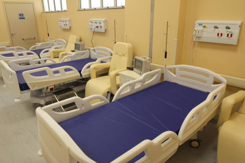 O moderno Hospital Regional Público dos Caetés, no município de Capanema, já é uma realidade. A unidade vai beneficiar a região nordeste do Estado com a entrega da obra, que ocorrerá neste sábado (22), garantindo mais uma opção em atendimento obstetrício e de alta complexidade no Estado.

FOTOS: CRISTINO MARTINS-AG PARÁ
LOCAL: CAPANEMA-PA
DARA: 24.12.2018 <div class='credito_fotos'>Foto: Cristino Martins/Ag. Pará   |   <a href='/midias/2018/originais/eaa5ee35-0540-40c1-b25a-796ffcaa6075.jpg' download><i class='fa-solid fa-download'></i> Download</a></div>