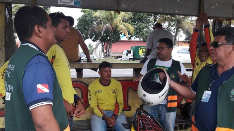 Escolas, bares, pontos de motaxistas e praças são alguns dos locais do município de Marituba (Região Metropolitana), a 11 quilômetros de Belém, já estão recebendo desde a manhã de terça-feira (18), até o próximo dia 21 (sexta-feira), a visita (foto) de uma equipe de agentes de Educação do Departamento de Trânsito do Estado do Pará (Detran). A finalidade é intensificar as ações de prevenção a acidentes de trânsito durante as festas de final de ano. A participação da Coordenadoria de Educação do Detran foi uma solicitação do Departamento Municipal de Trânsito de Marituba (Diretran), que desde novembro deste ano intensificou a parceria com a autarquia estadual objetivando reforçar as ações educativas realizadas rotineiramente pela gestão municipal.

FOTO: ASCOM / DETRAN
DATA: 19.12.2018
MARITUBA - PARÁ <div class='credito_fotos'>Foto: ASCOM DETRAN   |   <a href='/midias/2018/originais/eaaa8935-d3f7-45d7-b674-6cb2eca553f9.jpg' download><i class='fa-solid fa-download'></i> Download</a></div>