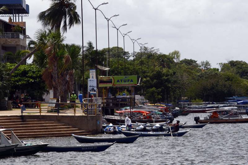 O distrito de Alter do Chão, destino turístico internacional onde fica a praia que já foi eleita a mais bonita do Brasil, recebe investimentos do governo do Estado nas áreas de infraestrutura e saneamento básico. O governador Simão Jatene, que cumpre agenda em três municípios do oeste paraense nesta sexta-feira (9) e sábado (10), assinou nesta sexta a ordem de serviço que autoriza o início da construção do novo sistema de abastecimento de água da vila, localizada a cerca de 28 quilômetros de Santarém. Orçada em R$ 11 milhões, a obra vai levar água de qualidade aos mais de sete mil habitantes da comunidade. Com o novo sistema de captação e tratamento de água, a meta é alcançar 100% dos imóveis no distrito. Segundo o presidente da Companhia de Saneamento do Pará (Cosanpa), Cláudio Conde, a obra é uma implantação pioneira em Alter do Chão, já que será o primeiro sistema do tipo fora de um núcleo urbano. O contrato com a empresa executora foi assinado na quinta-feira (8). A previsão é que os trabalhos sejam iniciados imediatamente e concluídos no prazo de 18 meses.
FOTO: THIAGO GOMES / AG. PARÁ
DATA: 09.03.2018
SANTARÉM - PARÁ <div class='credito_fotos'>Foto: Thiago Gomes /Ag. Pará | <a href='/midias/2018/originais/eab3661d-43ed-4f4f-a3a6-0f381cd90b0b.jpg' download><i class='fa-solid fa-download'></i> Download</a></div>