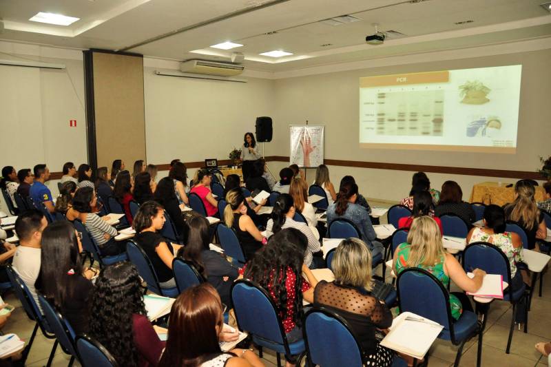 A Secretaria de Estado de Saúde Pública (Sespa) por meio da coordenação estadual de Controle de Infecção Hospitalar realizou nesta terça-feira (3), no auditório do Belém Hall, o primeiro Curso de Atualização em Microbiologia Clínica Aplicada as Infecções relacionadas à assistência à saúde (Iras). O curso (foto) reuniu representantes das Comissões de Controle de Infecção Hospitalar dos Hospitais do Estado (CCIH) e dos laboratórios de microbiologia para atualização e integração. Cerca de 80 profissionais estiveram presentes. “A coordenação estadual sempre elabora dois encontros anuais com as Comissões de Controle de Infecção Hospitalar, principalmente dos hospitais com leitos de UTI, que são nossa prioridade. Mas esse evento é excepcional, pois reuniu todos os serviços de microbiologia. O curso é voltado para todos os profissionais de saúde que dão apoio na parte do diagnóstico das infecções relacionadas assistência à saúde”, explicou Graça Guerreiro, coordenadora estadual de Controle de Infecção Hospitalar.
FOTO: JOSÉ PANTOJA / ASCOM SESPA
DATA: 03.07.2018
BELÉM - PARÁ <div class='credito_fotos'>Foto: José Pantoja / Ascom Sespa | <a href='/midias/2018/originais/eab93890-f9b1-45cb-a302-3e29daebe74c.jpg' download><i class='fa-solid fa-download'></i> Download</a></div>