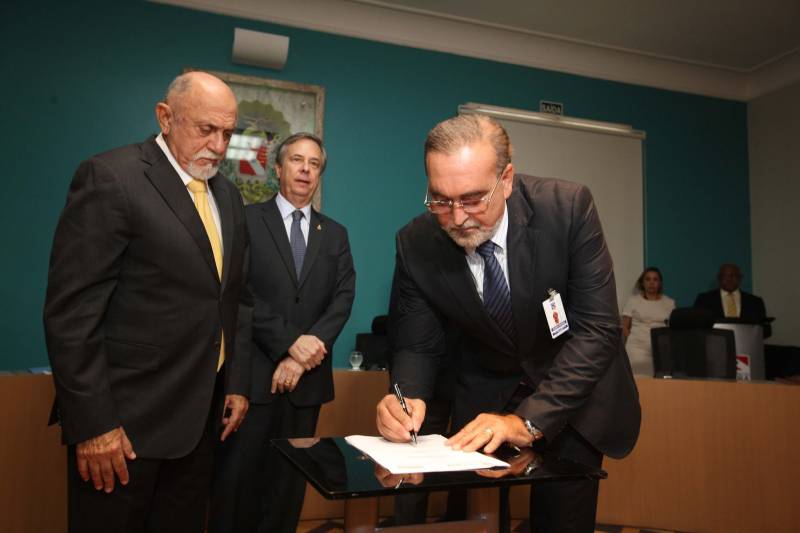 Governo do Estado, Agência de Cooperação Internacional do Japão (Jica) e Embaixada do Japão no Brasil assinaram no final da tarde desta sexta-feira a Ordem de Serviço que marca que marca o início das obras na Rodovia BR-316. As obras iniciam já na próxima segunda-feira.Com projeto arrojado, que trará grande reforma estrutural para a entrada da capital paraense, desde a rede de drenagem, até os chamados retoques finos, como paisagismo e moderna rede de iluminação pública em LED, abrange os municípios de Belém, Ananindeua e Marituba, em 10,8 km de extensão. As obras de reconstrução e requalificação incluem pistas com três faixas de rolagem nos dois sentidos, com pavimento flexível, uma faixa (em cada sentido) exclusiva para o BRT Metropolitano, duas ciclovias bidirecionais, gramado próximo à ciclovia para arborização, dois passeios para circulação de pedestres com 2,5m de largura, faixa de piso tátil e rampas de acessibilidade, de acordo com a legislação vigente, além de mobiliário urbano (bancos, lixeiras e abrigos em paradas de ônibus convencionais). Na foto, o Secretário de Transporte, Kleber Menezes (d).

FOTO: SIDNEY OLIVEIRA / AG. PARÁ
DATA: 07.12.2018
BELÉM - PARÁ <div class='credito_fotos'>Foto: Sidney Oliveira/Ag. Pará   |   <a href='/midias/2018/originais/ead47a6a-4f6d-4b3d-806b-6ab637a691da.jpg' download><i class='fa-solid fa-download'></i> Download</a></div>