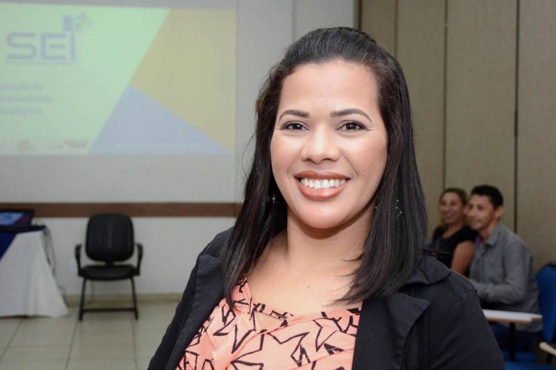 Coordenadores pedagógicos das Unidades Regionais de Educação (UREs) e da das escolas estaduais que servirão como polo para o Sistema Educacional Interativo (SEI) participam, até sexta-feira, 9, em Belém, de um encontro formativo sobre o sistema. Ao todo, 23 coordenadores, de 16 municípios onde o SEI está sendo implantado, estão reunidos na capital paraense para conhecer mais sobre o projeto. Eles serão os responsáveis por multiplicar essas informações junto aos demais atores envolvidos no processo, sobretudo os professores mediadores, que atuarão diretamente com os alunos em sala de aula. Na foto, a coordenadora do SEI na 10ª URE, que abrange a região de Altamira, Suilan Ramos.

FOTO: ELISEU DIAS
DATA: 06.02.2018
BELÉM - PARÁ <div class='credito_fotos'>Foto: Eliseu Dias / Ascom Seduc   |   <a href='/midias/2018/originais/eae02bb8-8d5c-4efa-b135-577f6ebb9e5f.jpg' download><i class='fa-solid fa-download'></i> Download</a></div>