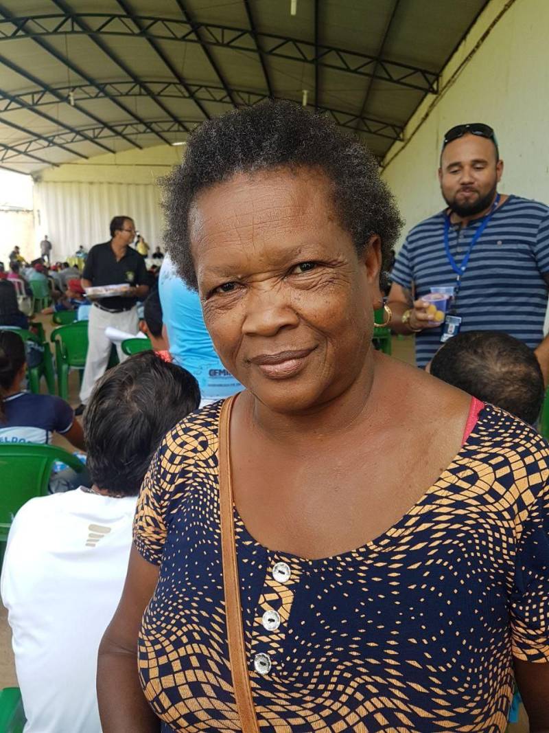Cento e vinte e sete famílias do PEAS (Projeto Estadual de Assentamento Sustentável) Lourival Santana comemoram o título definitivo de terra recebido no início da tarde desta quinta-feira, 10, no município de Eldorado do Carajás, no sul do Pará. Com esta entrega o Governo do Estado, através do Instituto de Terras do Pará (Iterpa), beneficiou duas mil famílias, somente nos primeiros cinco meses de 2018. Na foto, Maria da Conceição Pereira Magalhães, 64 anos.
FOTO: DANI FILQUEIRAS / ASCOM SEMSU
DATA: 10.05.2018
ELDORADO DOS CARAJÁS - PARÁ <div class='credito_fotos'>Foto: DANI FILGUEIRAS / ASCOM SEMSU | <a href='/midias/2018/originais/eae054a4-20a3-45c9-b9f2-5679eaa8a716.jpg' download><i class='fa-solid fa-download'></i> Download</a></div>