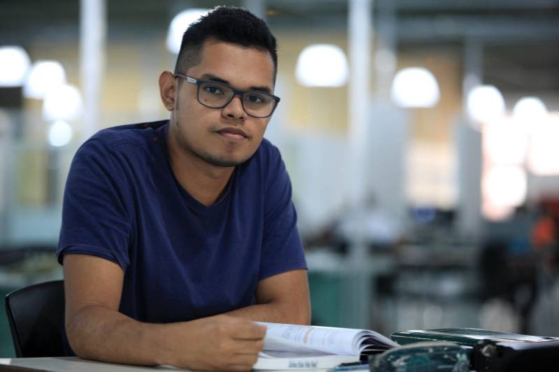 Universitário de engenharia civil pela Universidade Federal do Pará (UFPA), Gabriel Garcia, 21 anos (foto), costuma passar uma média de seis horas por dia na Biblioteca Pública Arthur Vianna, localizada no prédio do Centur. Entre livros didáticos de física, ele relembra fundamentos e, à tarde, chega revigorado às aulas do primeiro semestre de seu curso superior.
FOTO: MÁCIO FERREIRA / AG. PARÁ
DATA: 02.03.2018
BELÉM - PARÁ <div class='credito_fotos'>Foto: MÁCIO FERREIRA/ AG. PARÁ | <a href='/midias/2018/originais/eae74ebd-eb0c-44d5-b350-fe7cf4340f49.jpg' download><i class='fa-solid fa-download'></i> Download</a></div>
